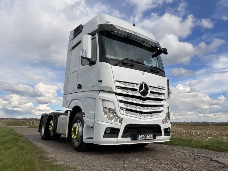 Mercedes Giga Space 2551